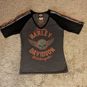 Women's Size medium Harley-Davidson Gray and Black Skull T-Shirt Like New